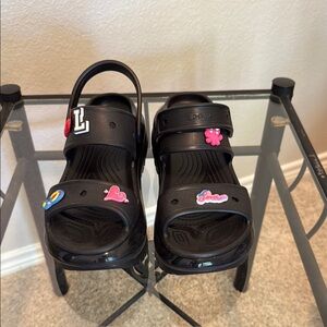 CROCS Crush Black Sandals 2.5” height with Colorful Charms Included Sz 8